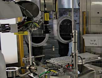 由視覺引導(dǎo)的機器人協(xié)助藥瓶和注射器的自動